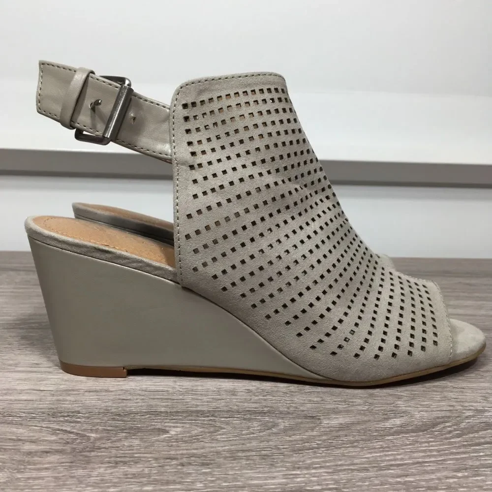 TAHARI TAUPE PERFORATED‎ LASER CUT SYMBA OPEN TOE WEDGE SANDAL 7